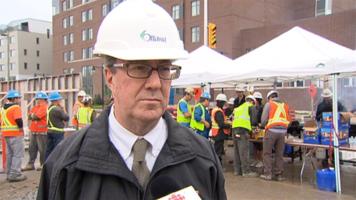 Le maire d'Ottawa Jim Watson croit que la politique de bilinguisme de la Ville fonctionne bien. Le maire d'Ottawa Jim Watson croit que la politique de bilinguisme de la Ville fonctionne bien.