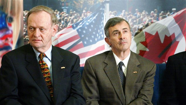 L'ex-premier ministre du Canada, Jean Chrétien, et Paul Cellucci en 2001. L'ex-premier ministre du Canada, Jean Chrétien, et Paul Cellucci en 2001.