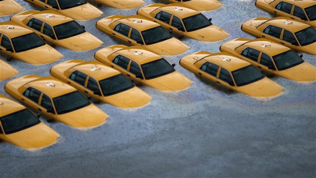 Des taxis sont submergés après le passage de l'ouragan Sandy, à l'automne 2012 Des taxis sont submergés après le passage de l'ouragan Sandy, à l'automne 2012