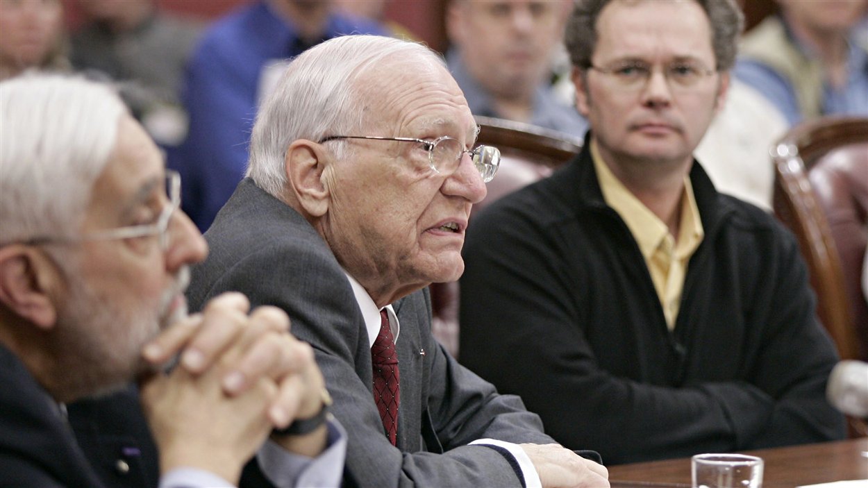 Pierre-F Côté (au centre) devant la commission parlementaire de l'Economie et du Travail, étudiant l'avenir énergétique en 2005. Pierre-F Côté (au centre) devant la commission parlementaire de l'Economie et du Travail, étudiant l'avenir énergétique en 2005.