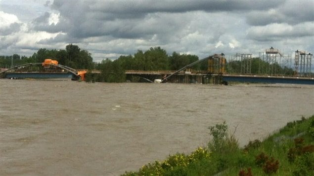 Le niveau de la rivière Bow est monté au cours de la journée, jeudi, à la hauteur du chantier du pont de St. Patrick's Island. Le niveau de la rivière Bow est monté au cours de la journée, jeudi, à la hauteur du chantier du pont de St. Patrick's Island.