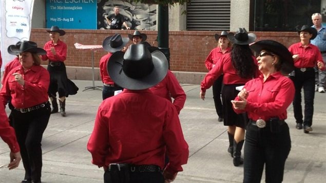 Des danseurs donnent un avant-goût du Stampede de Calgary au centre-ville le 4 juillet 2013. Des danseurs donnent un avant-goût du Stampede de Calgary au centre-ville le 4 juillet 2013.
