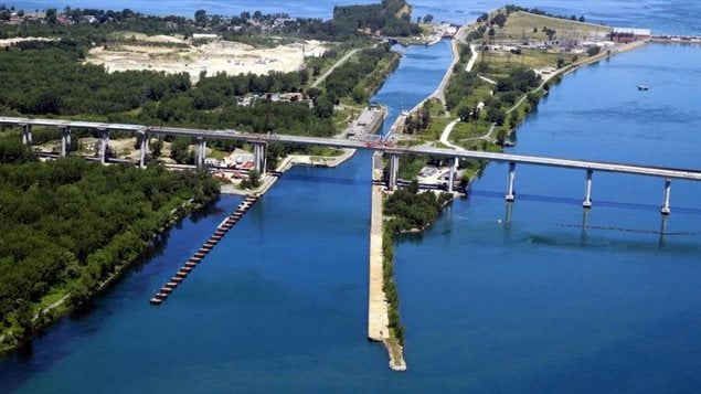 Photo aérienne de l'autoroute 30 et du pont Beauharnois, au-dessus de la voie maritime Photo aérienne de l'autoroute 30 et du pont Beauharnois, au-dessus de la voie maritime