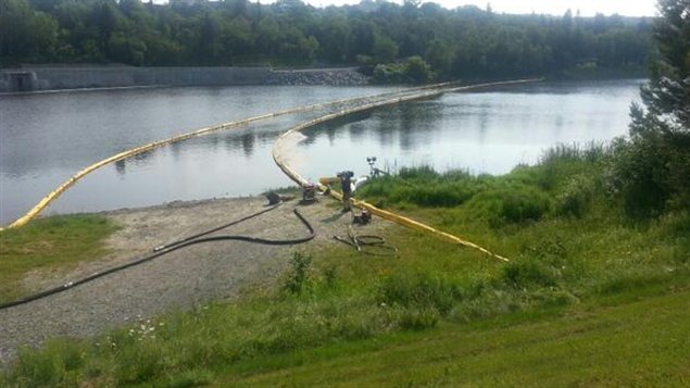Des estacades ont été installées sur la rivière Chaudière dans le but de recueillir éventuellement des hydrocarbures. Des estacades ont été installées sur la rivière Chaudière dans le but de recueillir éventuellement des hydrocarbures.