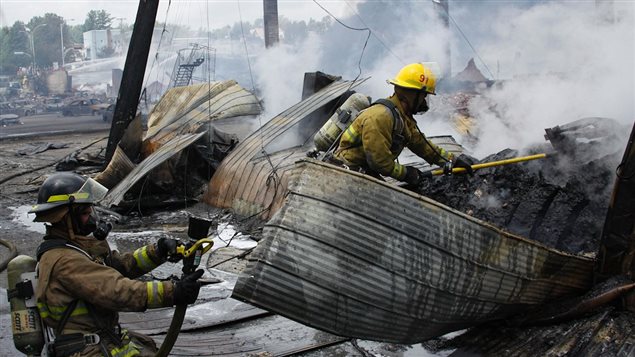 Des pompiers au travail à Lac-Mégantic Des pompiers au travail à Lac-Mégantic