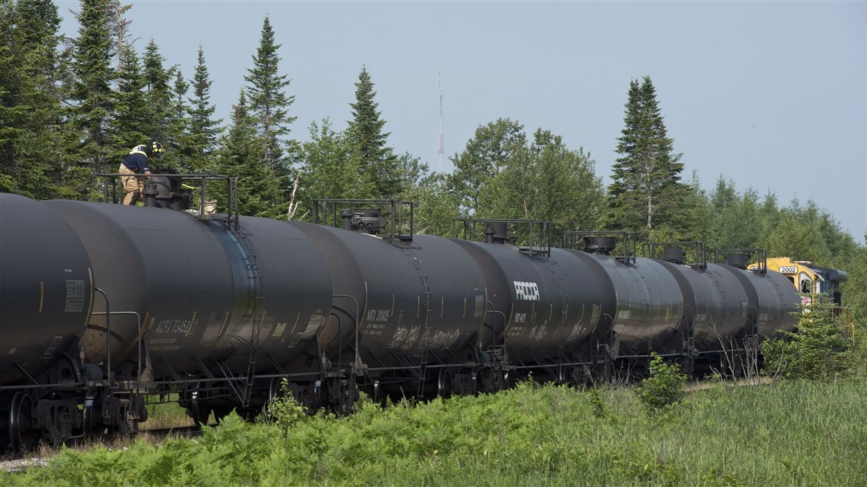 Des wagons transportant du pétrole brut en Estrie. Des wagons transportant du pétrole brut en Estrie.