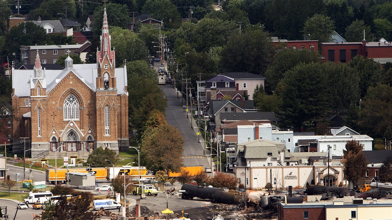 Des millions de dollars seront nécessaires pour reconstruire le centre-ville de Lac-Mégantic. Des millions de dollars seront nécessaires pour reconstruire le centre-ville de Lac-Mégantic.