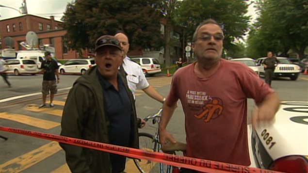Des résidents de Lac-Mégantic crient leur colère à Edward Burkhardt Des résidents de Lac-Mégantic crient leur colère à Edward Burkhardt