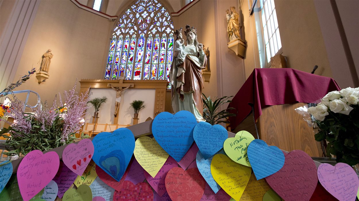 Des messages ont été écrits sur des papiers en forme de coeurs dans une église de Lac-Mégantic. Des messages ont été écrits sur des papiers en forme de coeurs dans une église de Lac-Mégantic.