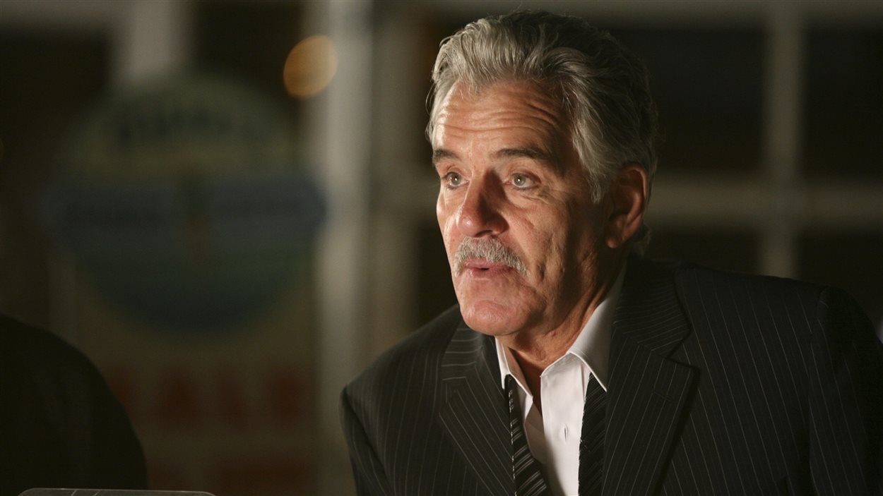 Dennis Farina dans le film You kill me. Dennis Farina dans le film You kill me.