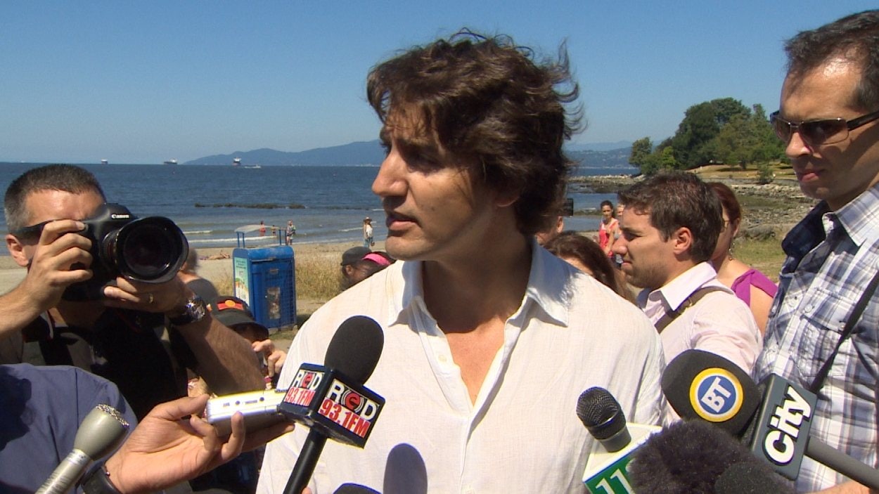 Le chef du Parti libéral, Justin Trudeau, lors de son passage à English Bay jeudi. Le chef du Parti libéral, Justin Trudeau, lors de son passage à English Bay jeudi.