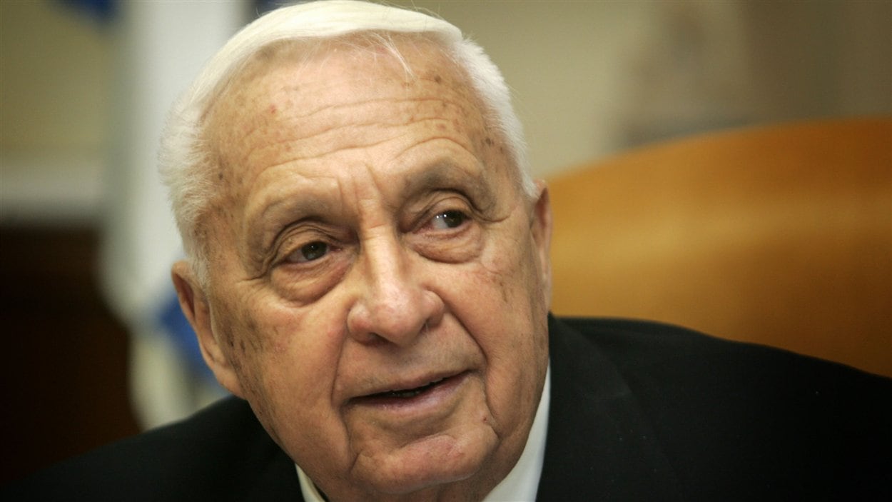 Ariel Sharon en décembre 2005. Ariel Sharon en décembre 2005.