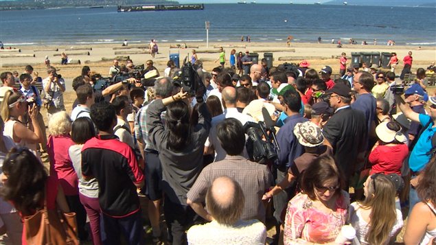Une foule de passants et de membres des médias entourent le chef du Parti libéral Justin Trudeau lors de son passage à English Bay jeudi à Vancouver. Une foule de passants et de membres des médias entourent le chef du Parti libéral Justin Trudeau lors de son passage à English Bay jeudi à Vancouver.
