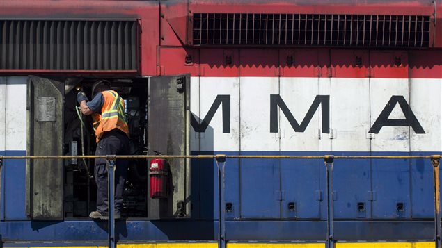 Un mécanicien vérifie le moteur d'une locomotive de la Montreal, Maine & Atlantic Railway (MMA) à l'extérieur des bureaux de la compagnie, à Farnham, le 11 juillet 2013 Un mécanicien vérifie le moteur d'une locomotive de la Montreal, Maine & Atlantic Railway (MMA) à l'extérieur des bureaux de la compagnie, à Farnham, le 11 juillet 2013