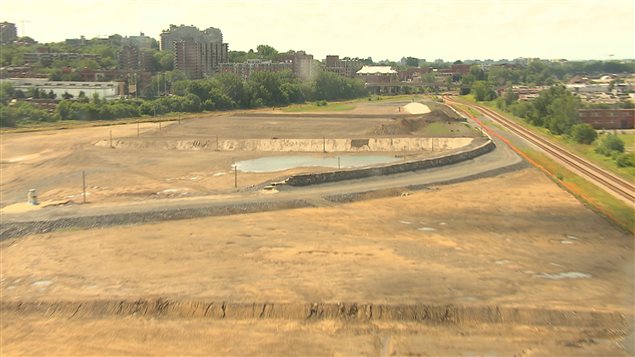 Terrain sur lequel le futur campus sera construit Terrain sur lequel le futur campus sera construit