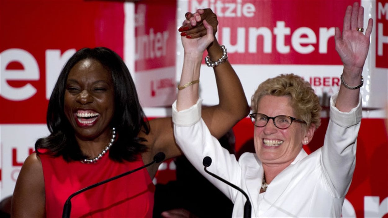 la première ministre de l'Ontario, Kathleen Wynne célèbre la victoire de la candidate libérale Mitzie Hunter dans la circonscription de Scarborough-Guildwood. la première ministre de l'Ontario, Kathleen Wynne célèbre la victoire de la candidate libérale Mitzie Hunter dans la circonscription de Scarborough-Guildwood.