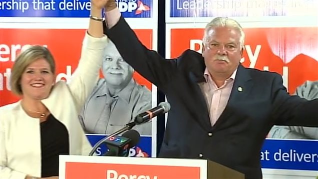Andrea Horwath célèbre la victoire avec son nouveau député. Andrea Horwath célèbre la victoire avec son nouveau député.