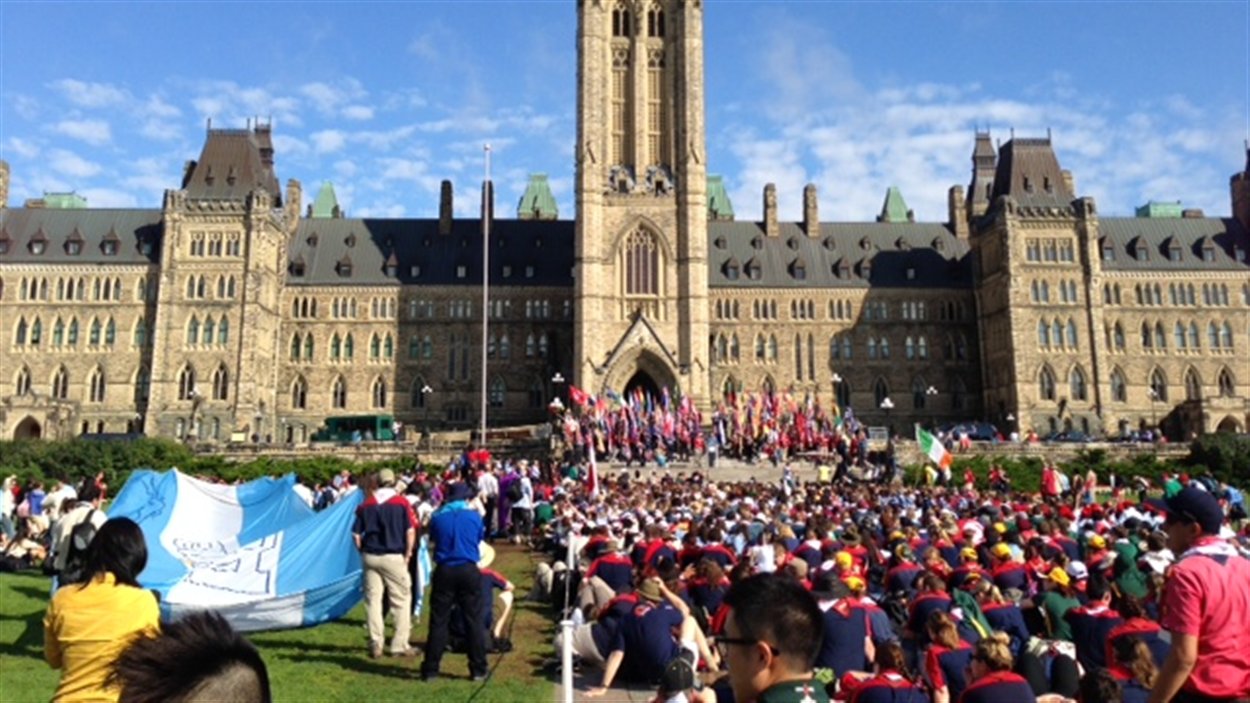 Près de 2000 jeunes scouts sont réunis sur la colline du Parlement à Ottawa. Près de 2000 jeunes scouts sont réunis sur la colline du Parlement à Ottawa.