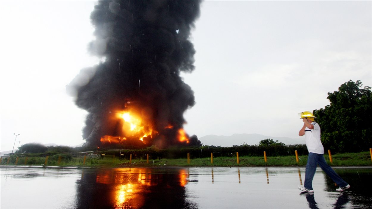 Un pompier marche près de la raffinerie de Puerto La Cruz, qui a pris feu, dimanche, au Venezuela. Un pompier marche près de la raffinerie de Puerto La Cruz, qui a pris feu, dimanche, au Venezuela.