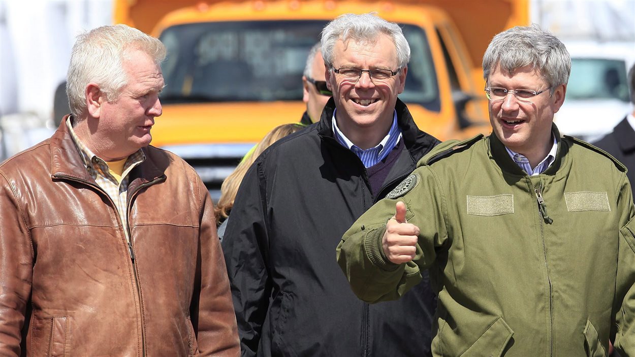 Merv Tweed (à gauche), en compagnie des premiers ministres du Manitoba et du Canada, Greg Selinger et Stephen Harper, lors d'une visite sur le terrain après des inondations survenues à Brandon, en 2001. Merv Tweed (à gauche), en compagnie des premiers ministres du Manitoba et du Canada, Greg Selinger et Stephen Harper, lors d'une visite sur le terrain après des inondations survenues à Brandon, en 2001.