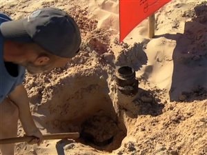 Le participant du concours des châteaux de sable des Îles, Léonard Chevrier, qui a découvert le sable noir Le participant du concours des châteaux de sable des Îles, Léonard Chevrier, qui a découvert le sable noir