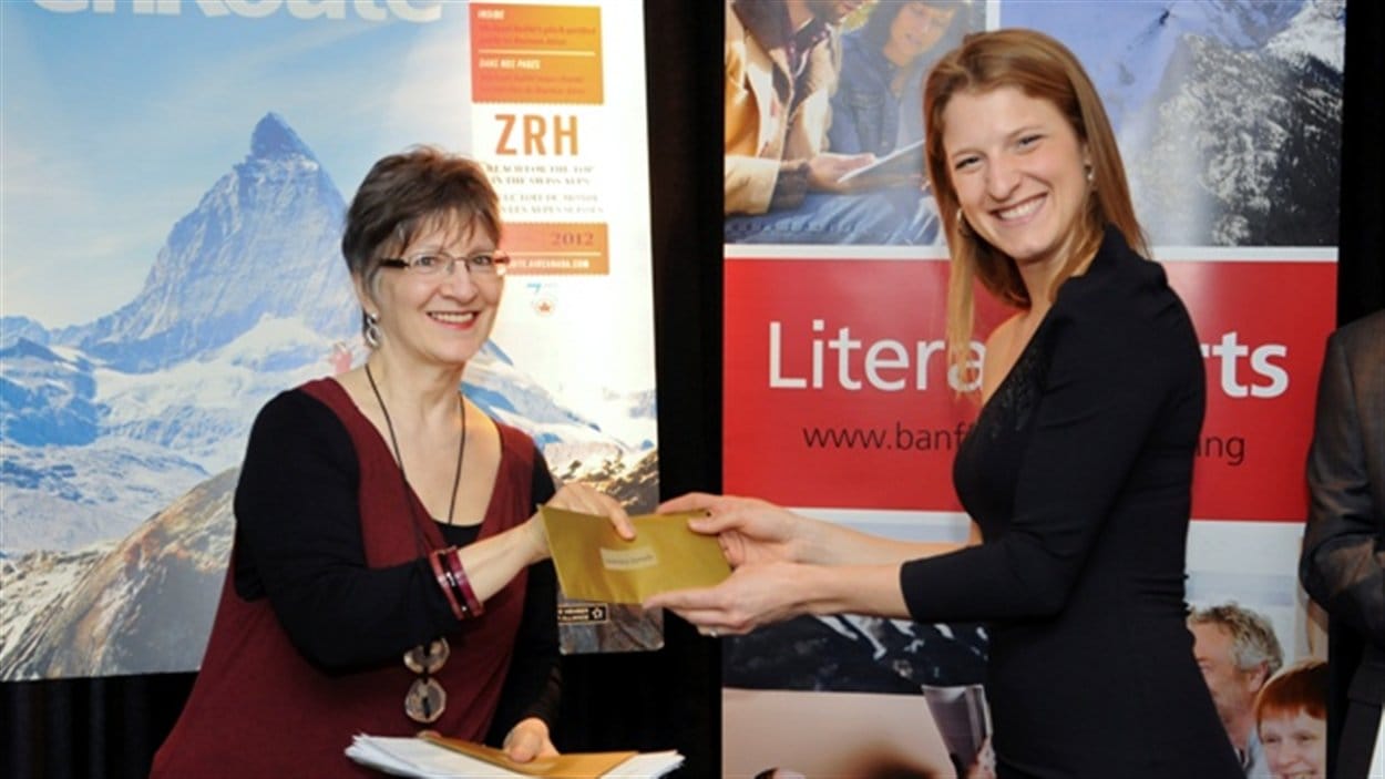 Geneviève Jannelle recevant en 2012 sa bourse de 6000 $ des mains de Diane Miljours, du Conseil des arts du Canada Geneviève Jannelle recevant en 2012 sa bourse de 6000 $ des mains de Diane Miljours, du Conseil des arts du Canada