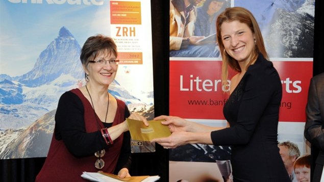 Geneviève Jannelle recevant en 2012 sa bourse de 6000 $ des mains de Diane Miljours, du Conseil des arts du Canada Geneviève Jannelle recevant en 2012 sa bourse de 6000 $ des mains de Diane Miljours, du Conseil des arts du Canada