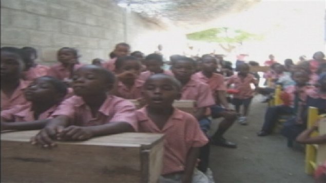 Des jeunes Haïtiens attentifs dans la nouvelle école de l'orphelinat Des jeunes Haïtiens attentifs dans la nouvelle école de l'orphelinat
