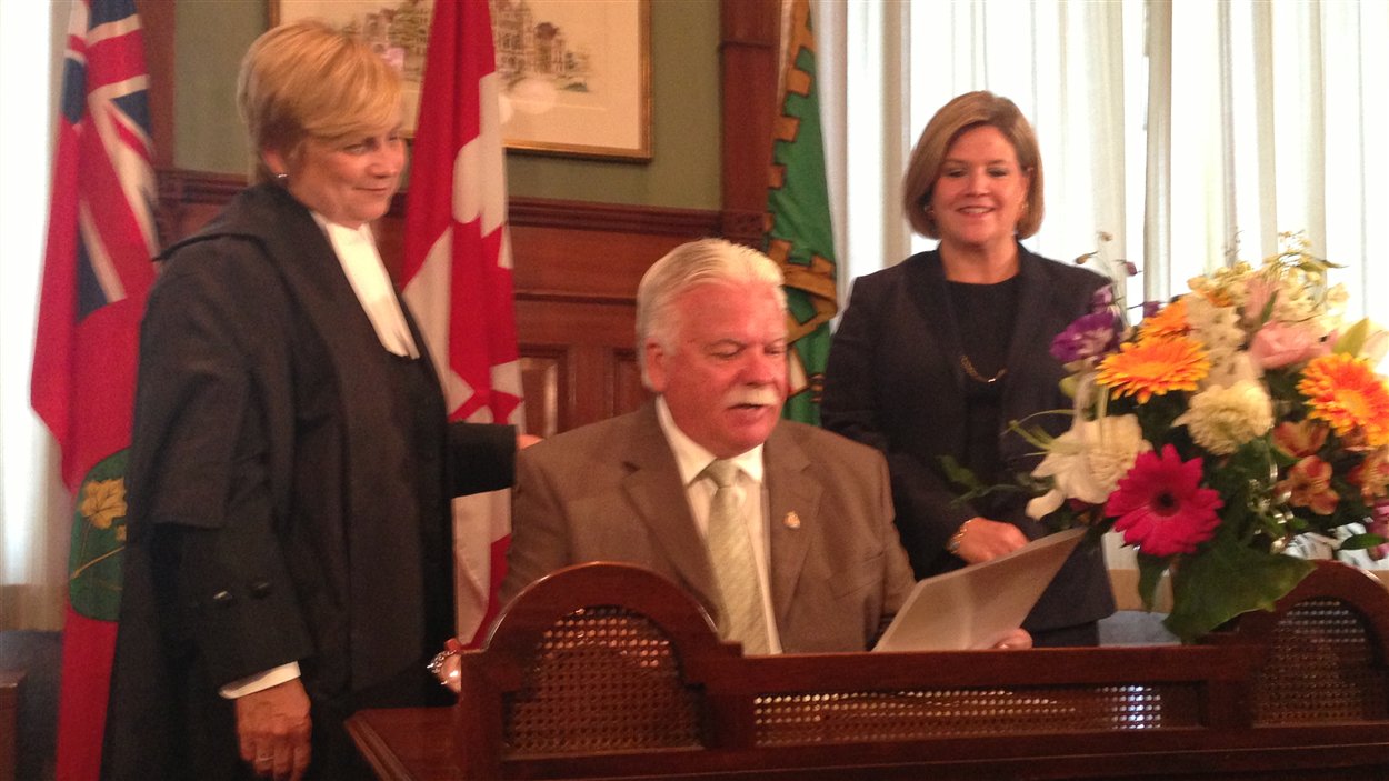 Percy Hatfield est assermenté en compagnie de la chef du NPD Andrea Horwath. Percy Hatfield est assermenté en compagnie de la chef du NPD Andrea Horwath.