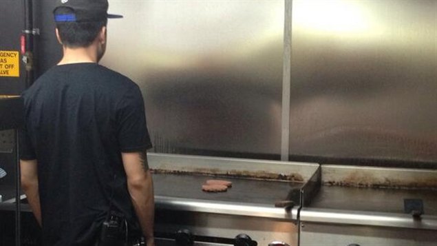 Les inspecteurs de la santé publique ont faire frire un cronut burger à Epic Burger pour y vérifier le respect des règles sanitaires. Les inspecteurs de la santé publique ont faire frire un cronut burger à Epic Burger pour y vérifier le respect des règles sanitaires.