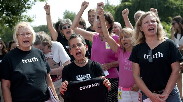 Quelques partisans de Bradley Manning ont manifesté devant le tribunal militaire. Quelques partisans de Bradley Manning ont manifesté devant le tribunal militaire.