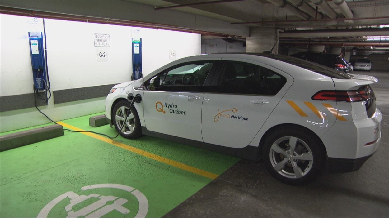 Le stationnement de la Maison du citoyen à Gatineau est maintenant muni de deux nouvelles bornes électriques. Le stationnement de la Maison du citoyen à Gatineau est maintenant muni de deux nouvelles bornes électriques.