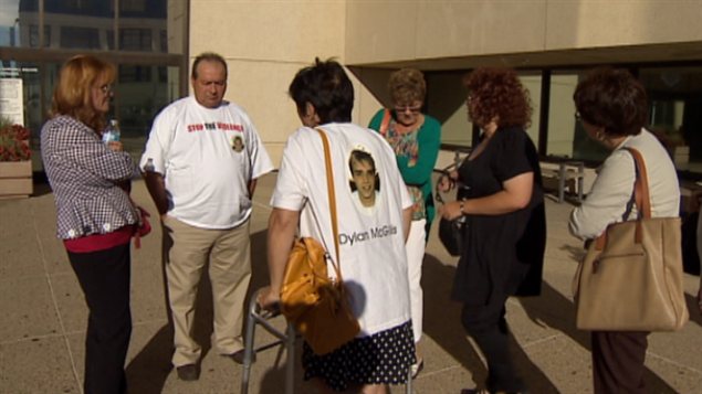 Des proches des victimes d'actes criminelles au palais de justice lors d'une comparution de Travis Baumgartner Des proches des victimes d'actes criminelles au palais de justice lors d'une comparution de Travis Baumgartner