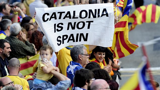 Ils étaient des centaines de milliers à sortir dans la rue comme à Barcelone pour prendre part à la chaîne humaine réclamant un referendum pour l'indépendance de la Catalogne. Ils étaient des centaines de milliers à sortir dans la rue comme à Barcelone pour prendre part à la chaîne humaine réclamant un referendum pour l'indépendance de la Catalogne.