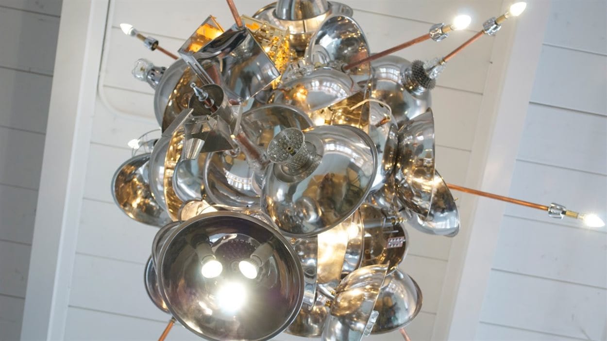 Le luminaire de la bibliothèque Marc-Favreau, une œuvre de l'artiste Emmanuel Cognée de Lampi Lampa. Photo : Cécile Gladel/Radio-Canada Le luminaire de la bibliothèque Marc-Favreau, une œuvre de l'artiste Emmanuel Cognée de Lampi Lampa. Photo : Cécile Gladel/Radio-Canada