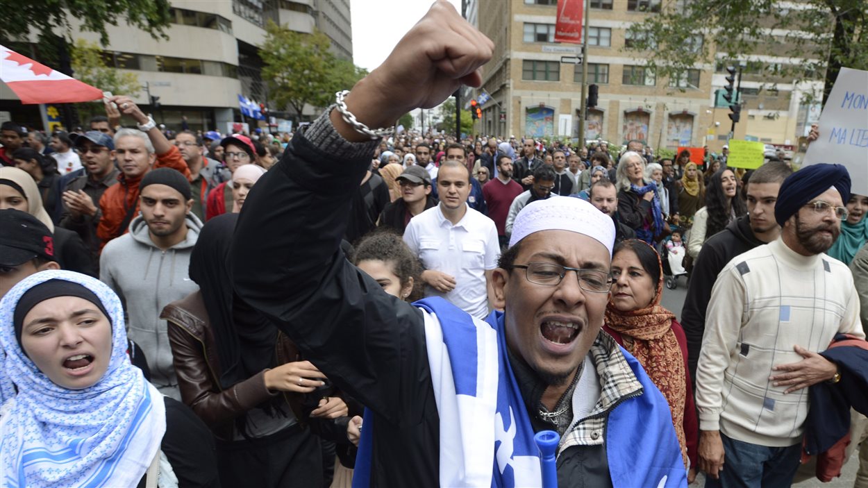 Manifestants contre la charte. Manifestants contre la charte.