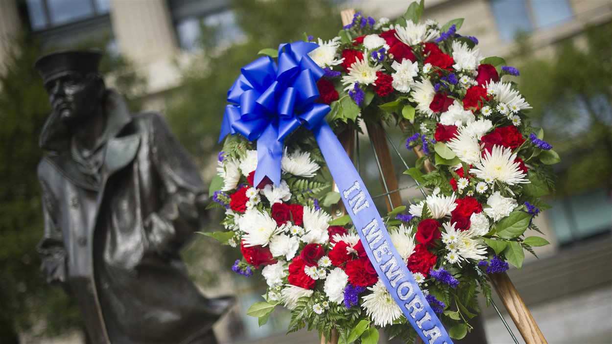 Le ministre de la Défense américain, Chuck Hagel, a déposé une gerbe au mémorial de la Marine pour rendre hommage aux victimes de la fusillade. Le ministre de la Défense américain, Chuck Hagel, a déposé une gerbe au mémorial de la Marine pour rendre hommage aux victimes de la fusillade.