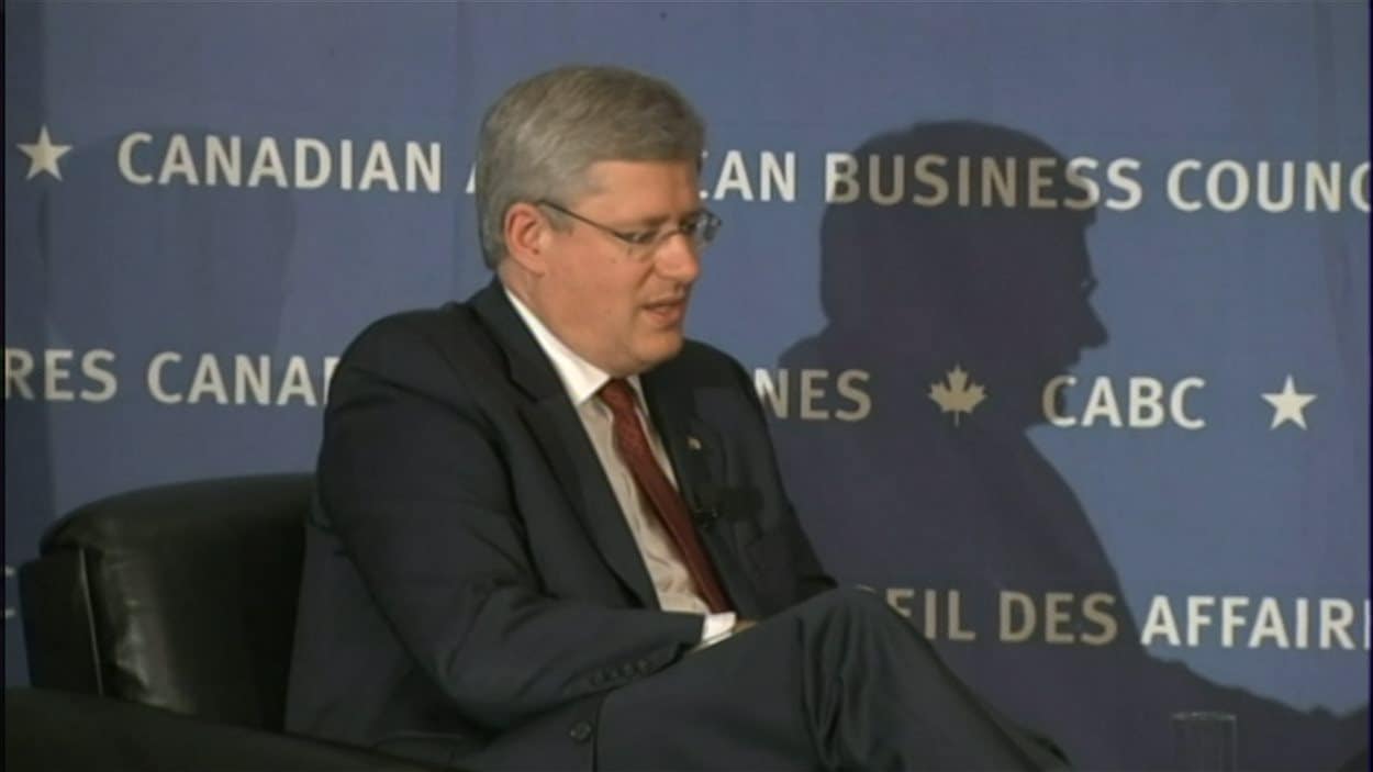 Le premier ministre Stephen Harper devant le Canadian American Business Council, le 26 septembre 2013 Le premier ministre Stephen Harper devant le Canadian American Business Council, le 26 septembre 2013