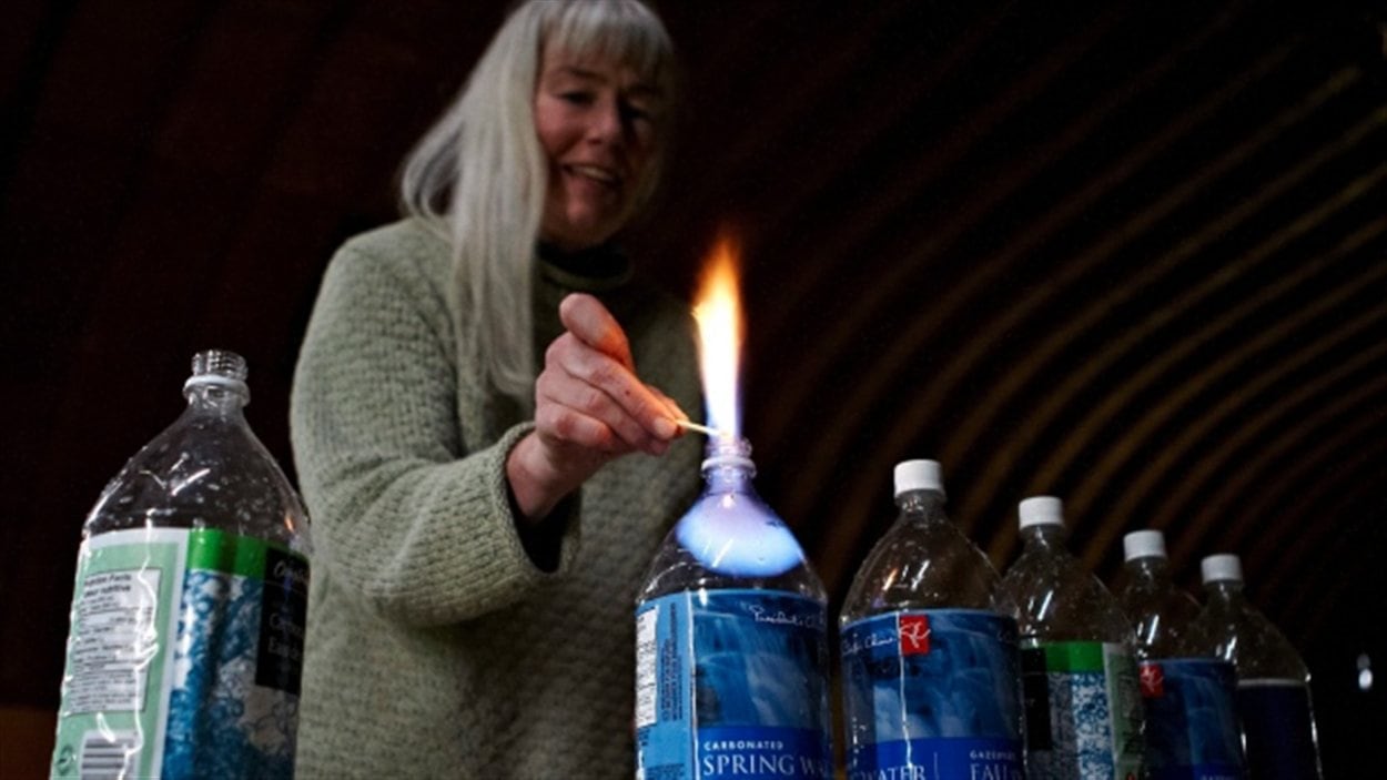 Jessica Ernst brûle de l'eau contenant du méthane extraite d'un puits chez elle Jessica Ernst brûle de l'eau contenant du méthane extraite d'un puits chez elle