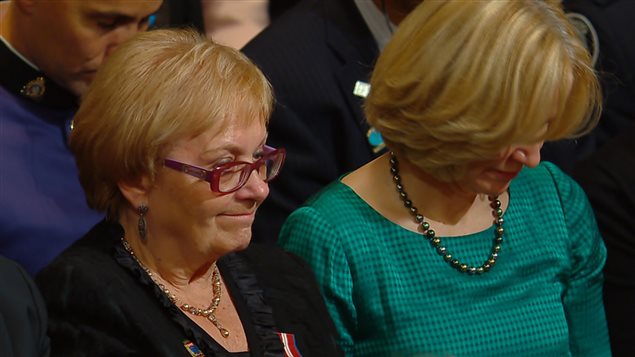 La mairesse de Lac-Mégantic, Colette Roy-Laroche, et l'épouse de Stephen Harper observent un moment de silence à la mémoire des victimes du déraillement. La mairesse de Lac-Mégantic, Colette Roy-Laroche, et l'épouse de Stephen Harper observent un moment de silence à la mémoire des victimes du déraillement.