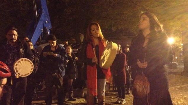 Les manifestants se sont notamment arrêtés devant l'ancien forum de Montréal. Les manifestants se sont notamment arrêtés devant l'ancien forum de Montréal.