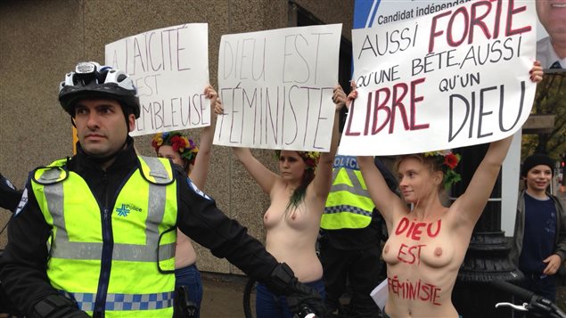 Des Femen se sont invitées à la manifestation en faveur de la Charte Des Femen se sont invitées à la manifestation en faveur de la Charte