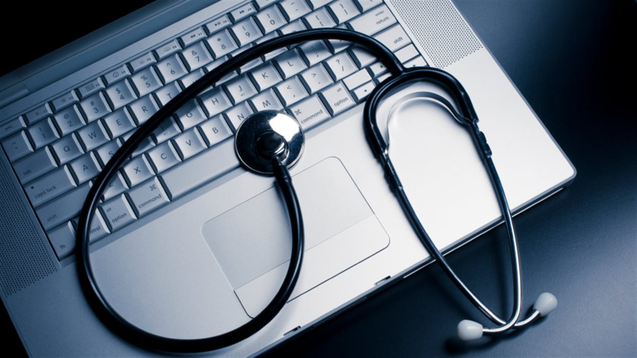 Un stéthoscope sur un ordinateur Un stéthoscope sur un ordinateur