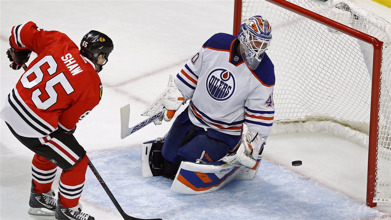 Andrew Shaw déjoue Devan Dubnyk. Andrew Shaw déjoue Devan Dubnyk.