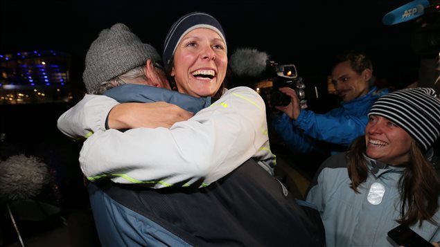 La rameuse montréalaise Mylène Paquette est accueillie par son père et sa soeur, à droite, à son arrivée. La rameuse montréalaise Mylène Paquette est accueillie par son père et sa soeur, à droite, à son arrivée.