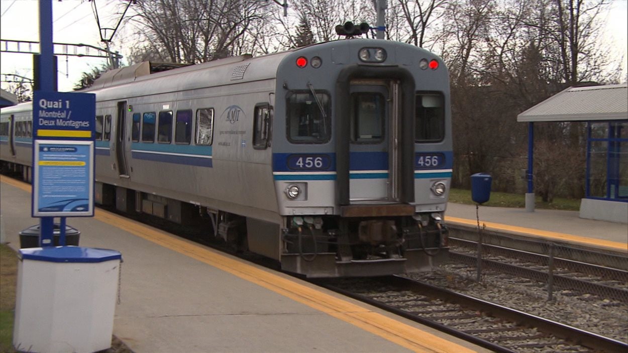 Un train entre en gare sur la ligne Deux-Montagnes. Un train entre en gare sur la ligne Deux-Montagnes.