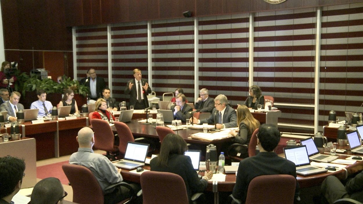 Le maire Marc Demers prenant la parole lors du premier conseil municipal de Laval Le maire Marc Demers prenant la parole lors du premier conseil municipal de Laval