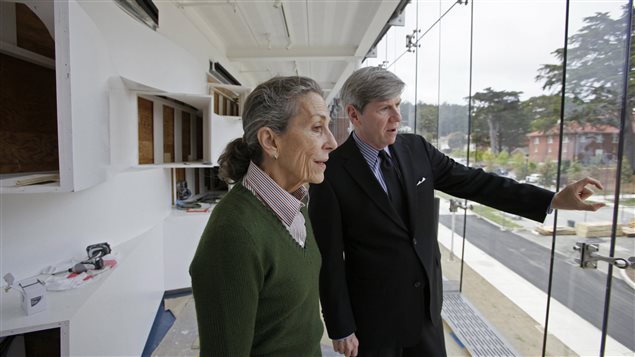 Diane Disney Miller en 2009 avec le directeur du Walt Disney Family Museum Diane Disney Miller en 2009 avec le directeur du Walt Disney Family Museum