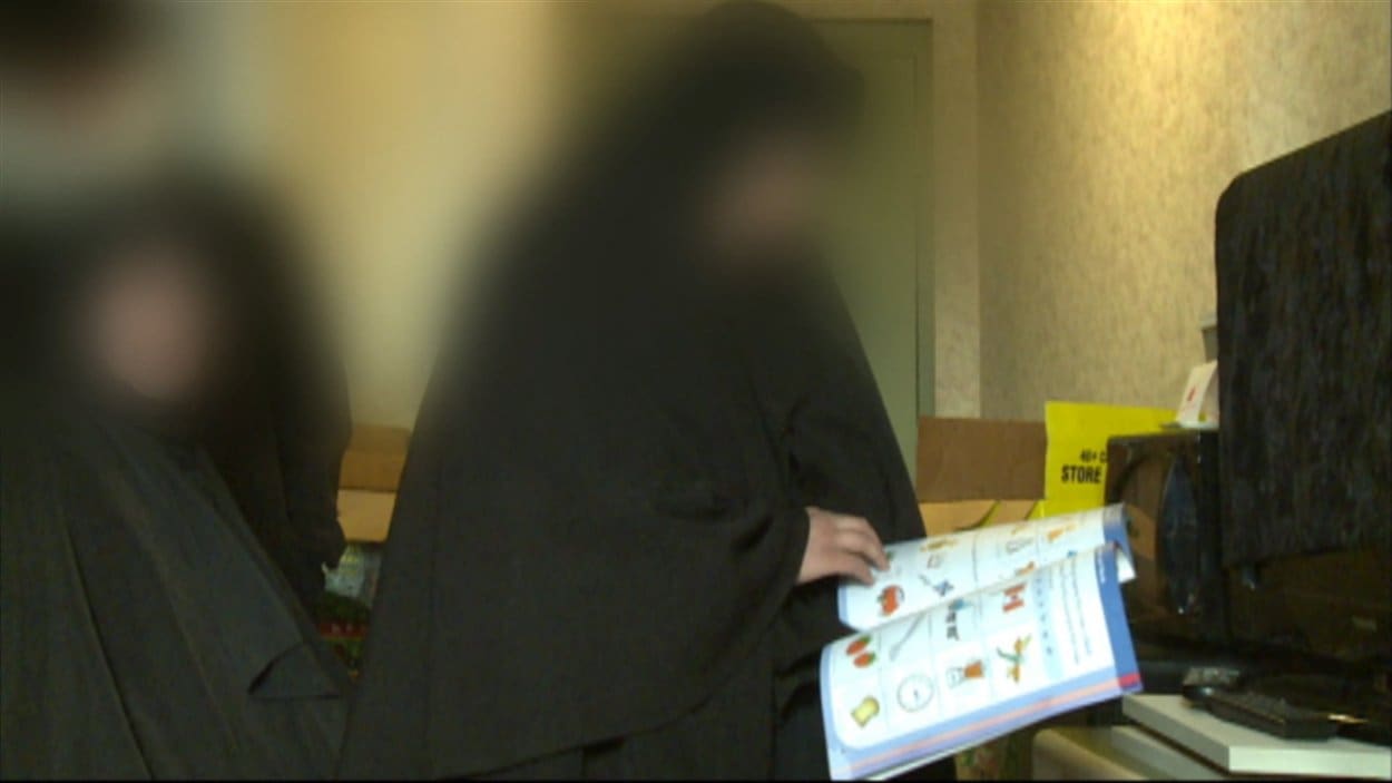 La communauté Lev Tahor croit qu'elle sera plus libre d'éduquer ses enfants selon ses croyances à Chatham, en Ontario, qu'à Sainte-Agathe-Des-Monts, au Québec. La communauté Lev Tahor croit qu'elle sera plus libre d'éduquer ses enfants selon ses croyances à Chatham, en Ontario, qu'à Sainte-Agathe-Des-Monts, au Québec.