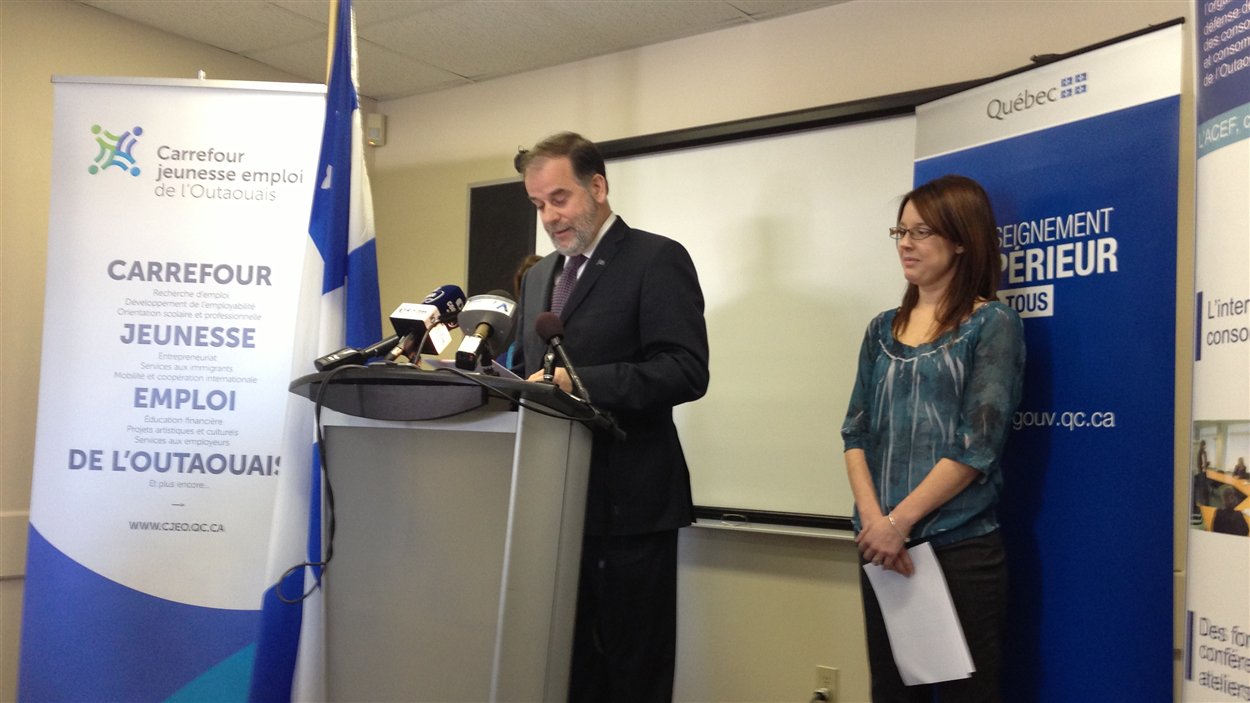 Le ministre Duchesne a fait l'annonce au Carrefour Jeunesse-Emploi de l'Outaouais. Le ministre Duchesne a fait l'annonce au Carrefour Jeunesse-Emploi de l'Outaouais.